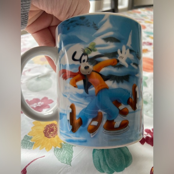❤️4 for $25❤️ Disney Mickey Mouse and friends‎ Christmas mug - Picture 3 of 3